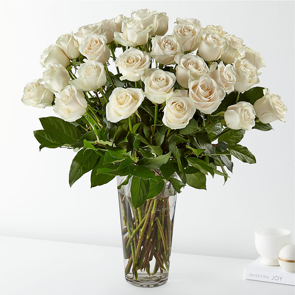 Ramo de rosas blancas de tallo largo